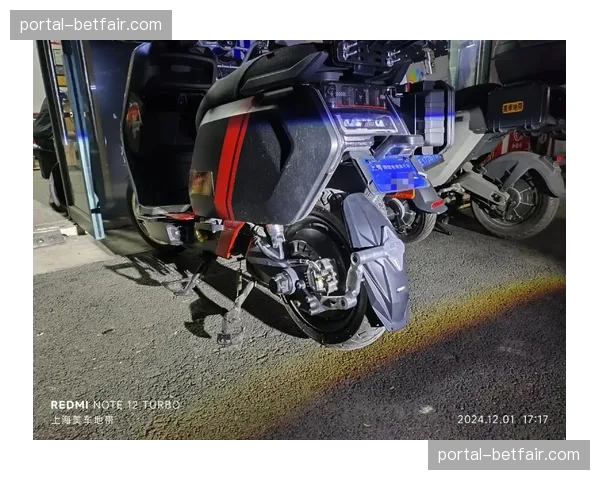 车队发布针对泥泞赛道的秘密武器:定制宽胎与特殊挡泥板 车队发布针对泥泞赛道的秘密武器:定制宽胎与特殊挡泥板